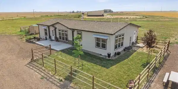 Image 2: Fenced yard area!