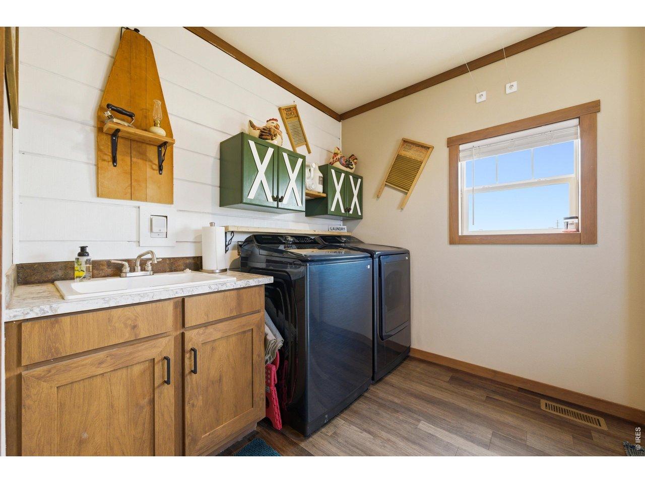 Image 3: Huge laundry and mud room!