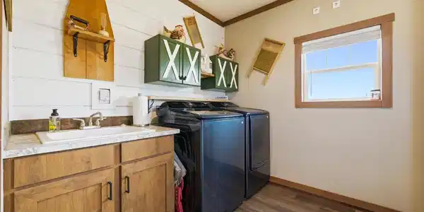 Image 3: Huge laundry and mud room!