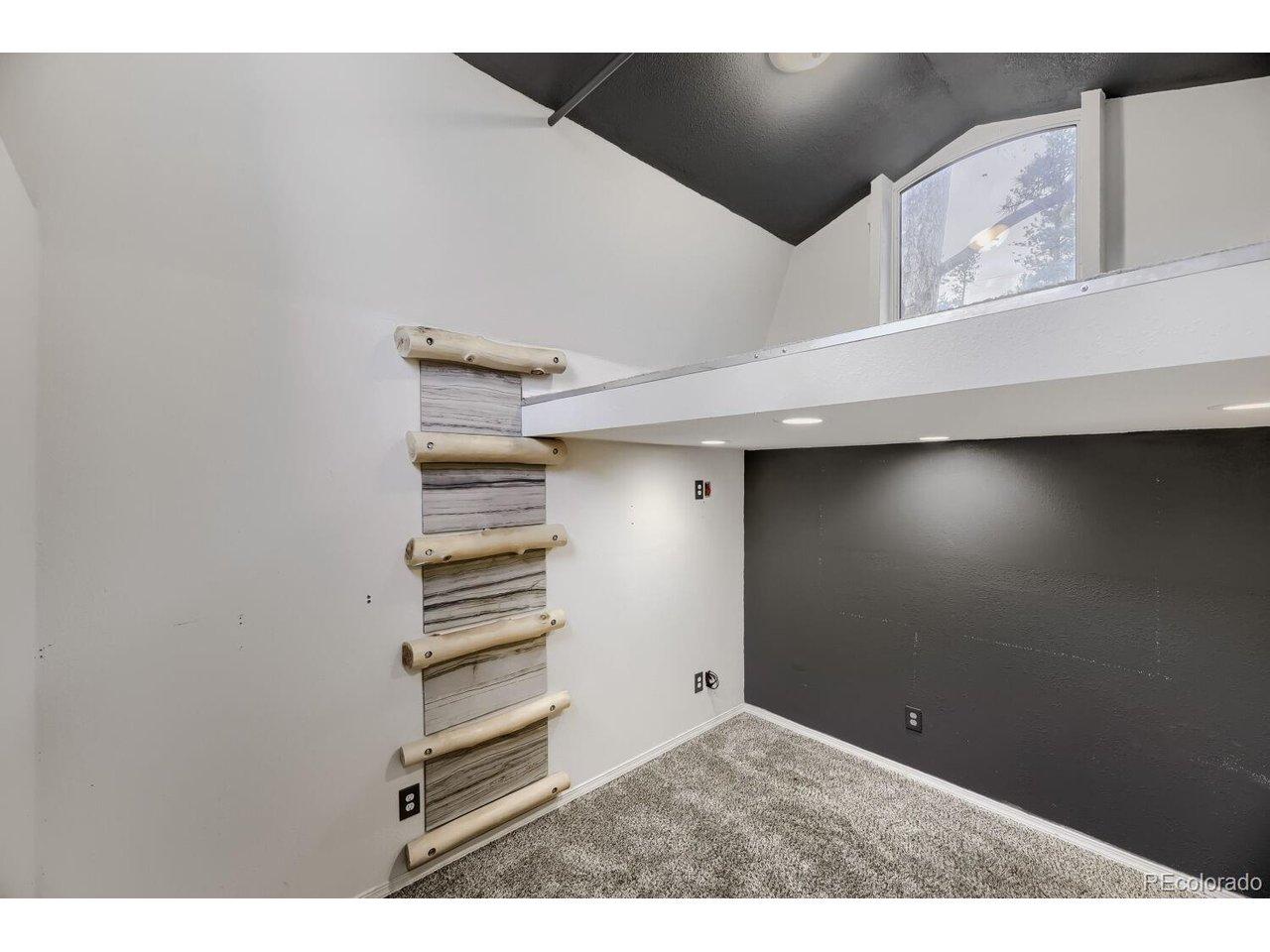 Image 3: 108 sq ft guest space with loft