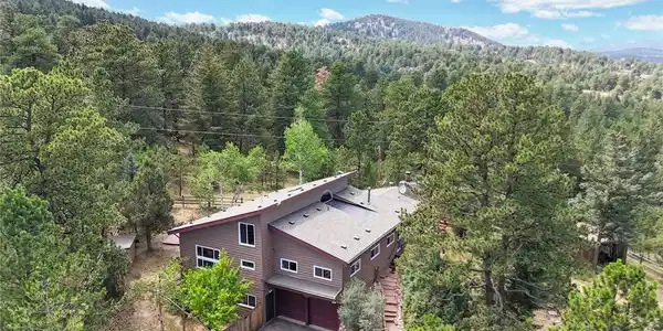 Image 2: Private lot and location so close to the city!