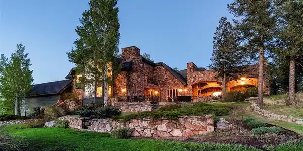 Image 4: Exterior at dusk, offers panoramic views, 2 fireplaces and seating for as many as you can invite Image 4: Exterior at dusk, offers panoramic views, 2 fireplaces and seating for as many as you can invite