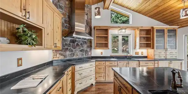 Image 3: Beautiful kitchen remodel