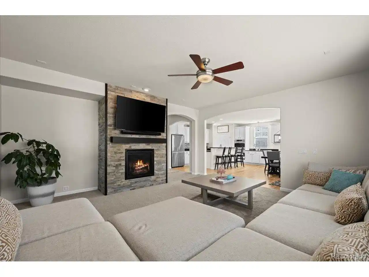 Image 1: Mountain views, large corner lot
