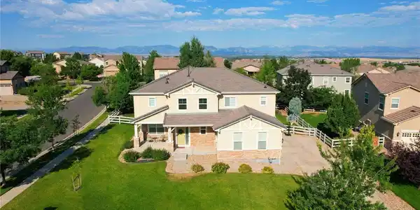 Image 2: Mountain views, large corner lot