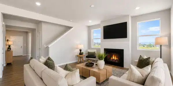 Image 3: Living Room with Mountain Views Image 3: Living Room with Mountain Views
