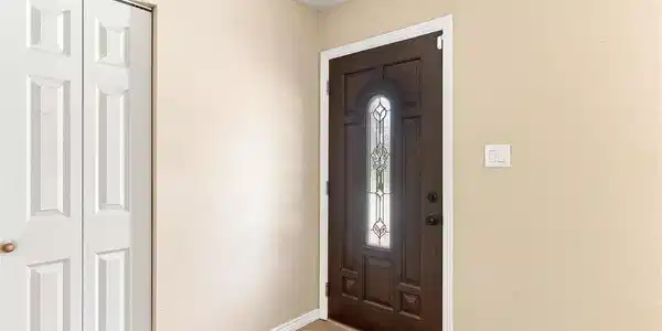 Image 2: Step inside to a wonderful open living area appointed with laminate flooring. Image 2: Step inside to a wonderful open living area appointed with laminate flooring.