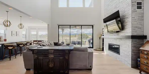 Image 4: Main house living room