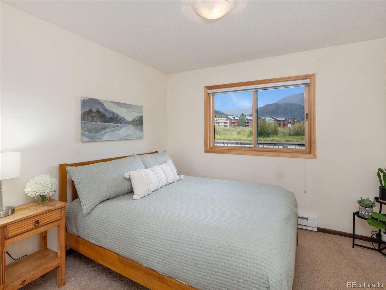 Image 2: Bedroom
