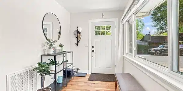 Image 3: Entry sitting area Image 3: Entry sitting area