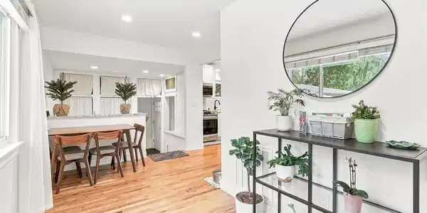 Image 4: Entry + Dining area Image 4: Entry + Dining area