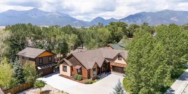 121 Meadow Ln