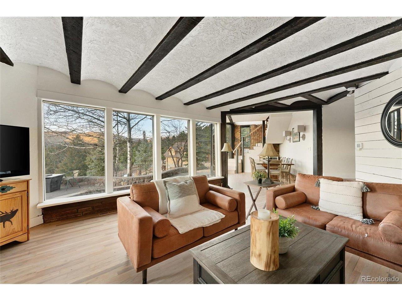 Image 2: LIVING ROOM VIEW