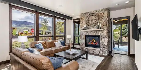 Image 2: Living Room