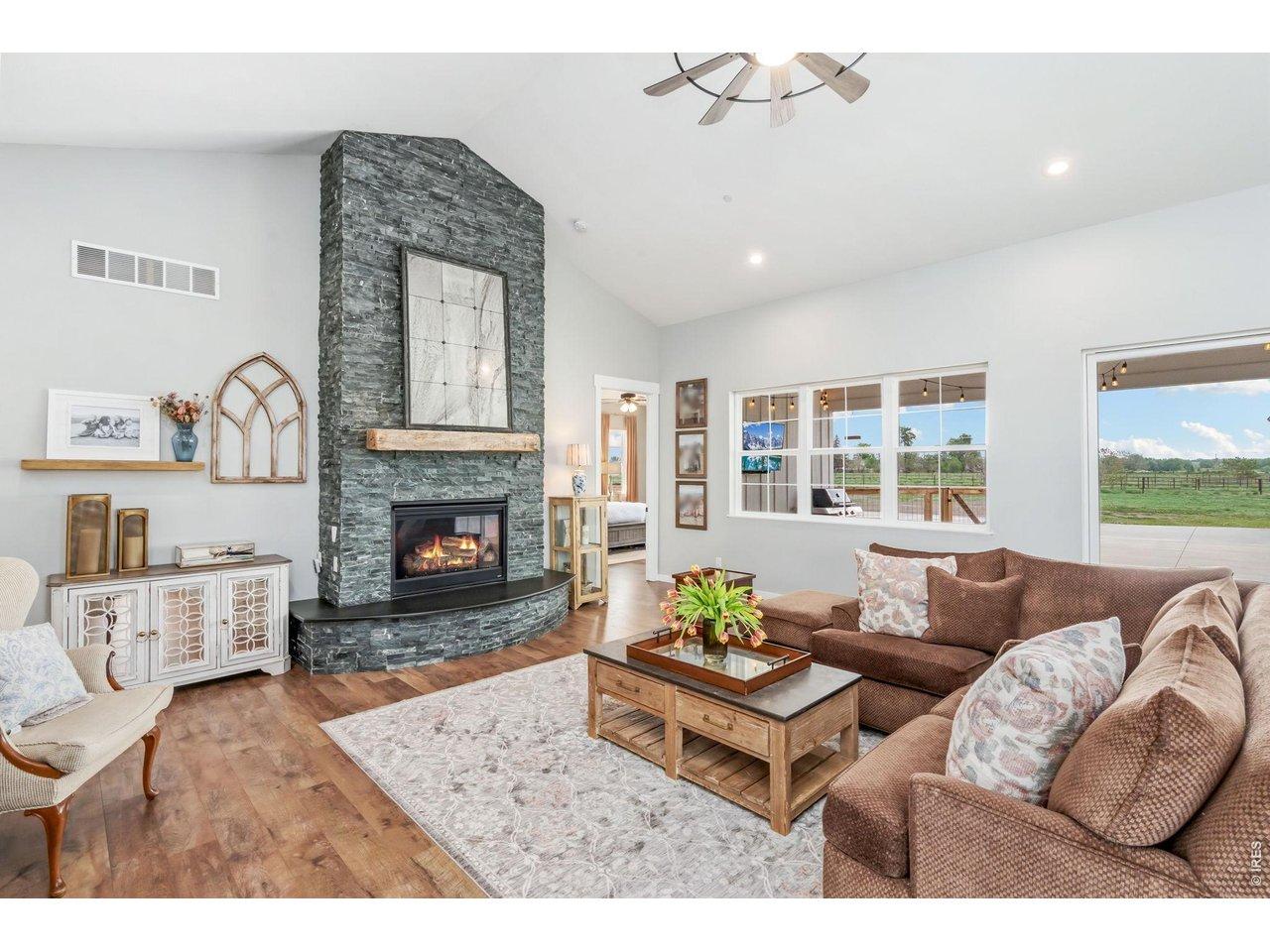 Image 4: Living Room