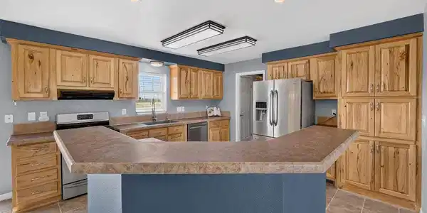 Image 4: Welcoming kitchen with eat-at island