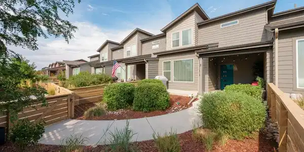 Image 3: Gorgeous Fenced in Courtyard! Great for Pets!