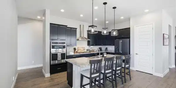 Image 2: Spacious kitchen with large island Image 2: Spacious kitchen with large island