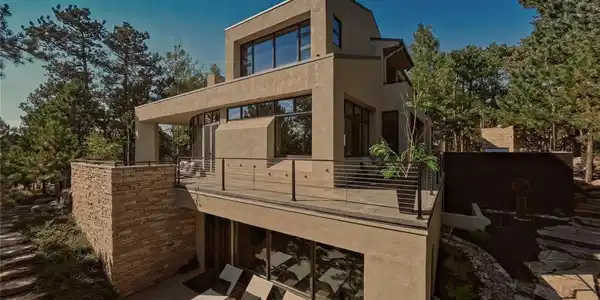 Image 3: Multiple outdoor entertainment spaces Image 3: Multiple outdoor entertainment spaces