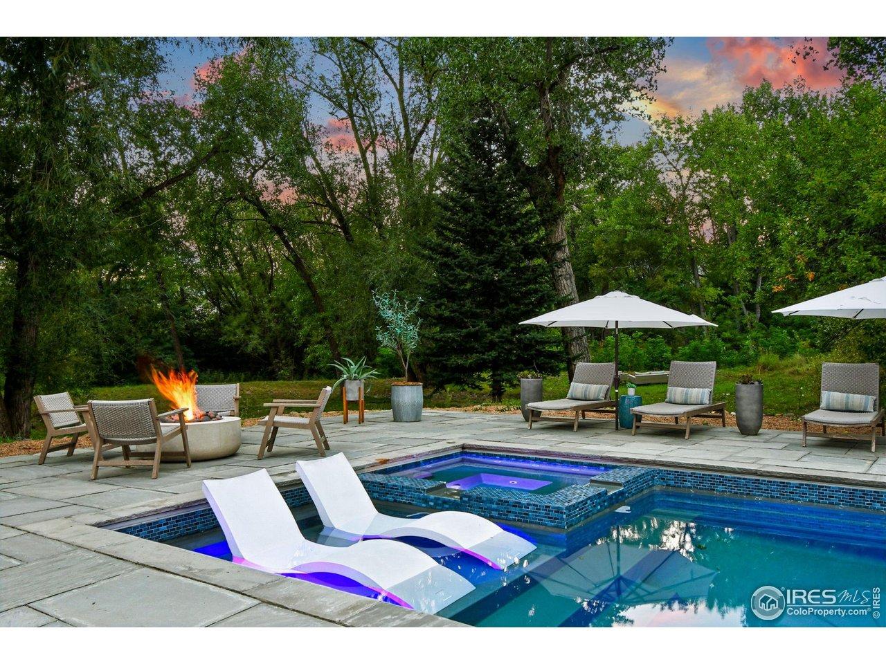 Image 3: Heated salt water pool with integrated hot tub Image 3: Heated salt water pool with integrated hot tub