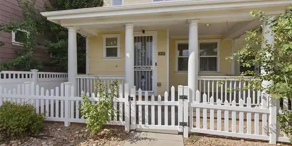 Image 3: Fenced in front yard