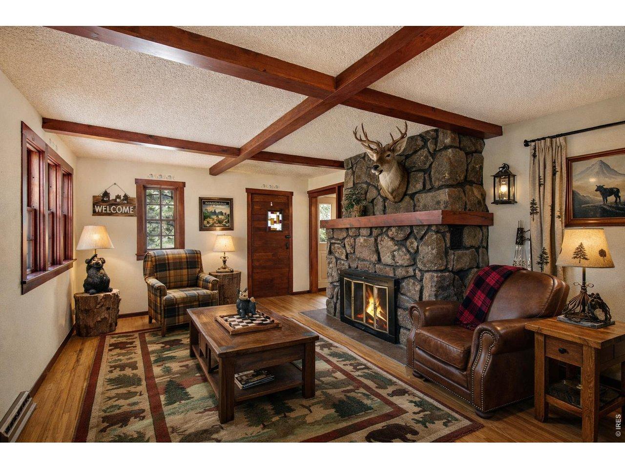 Image 4: Livingroom on Main Level (Some photos are virtually staged to show potential use of space) Image 4: Livingroom on Main Level (Some photos are virtually staged to show potential use of space)