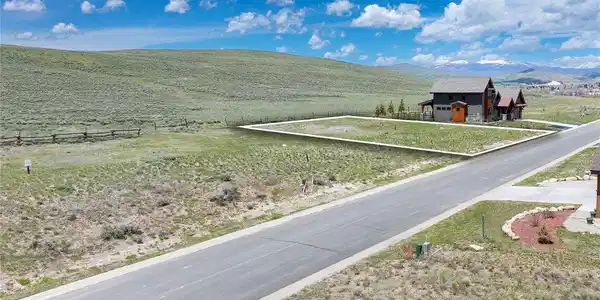 Image 4: Paved road leading to the Grand Elk home site Image 4: Paved road leading to the Grand Elk home site