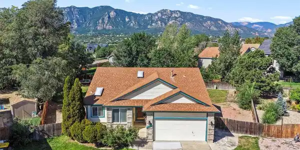 Image 3: Lovely home near the foothills! Image 3: Lovely home near the foothills!