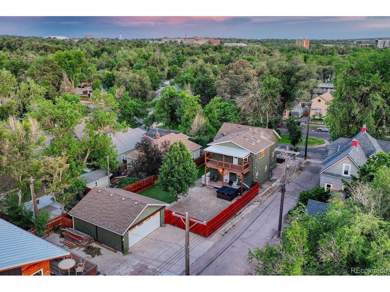 Image 3: The property offers so many extras on an R4-zoned 7,250 sqft lot! Image 3: The property offers so many extras on an R4-zoned 7,250 sqft lot!