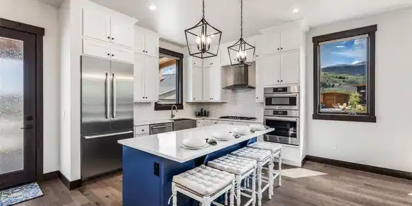 Image 4: Kitchen
