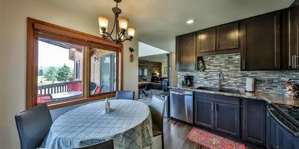 Image 4: Updated kitchen with granite counters, stainless appliances and bar seating Image 4: Updated kitchen with granite counters, stainless appliances and bar seating