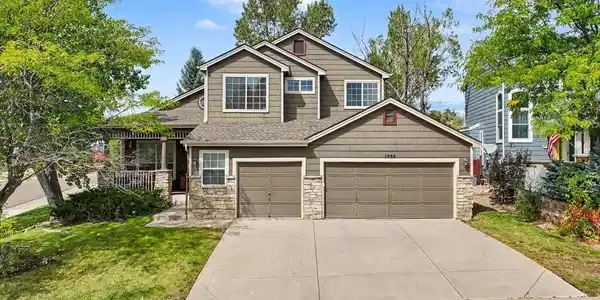 Image 2: 3-Car Attached Garage & Mature Shade Trees Image 2: 3-Car Attached Garage & Mature Shade Trees