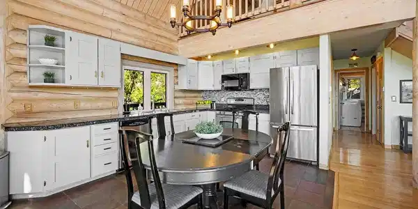 Image 4: Open floor plan with gorgeous kitchen Image 4: Open floor plan with gorgeous kitchen