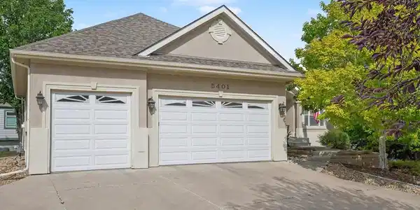 Image 4: Oversized three car garage - plenty of room for all your toys! Image 4: Oversized three car garage - plenty of room for all your toys!