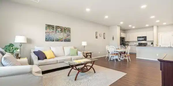 Image 3: Bright and inviting living room
