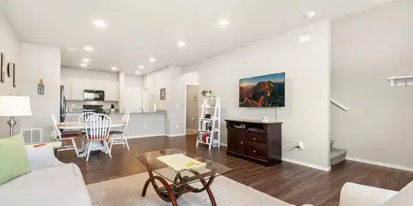 Image 4: Bright and inviting living room