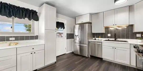Image 3: Completely updated Kitchen with stainless appliances, updated cabinets, fantastic backsplash and backyard skyline views Image 3: Completely updated Kitchen with stainless appliances, updated cabinets, fantastic backsplash and backyard skyline views