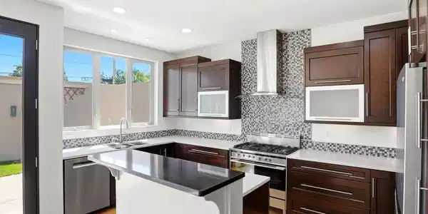 Image 3: Contemporary finishes and clean sightlines