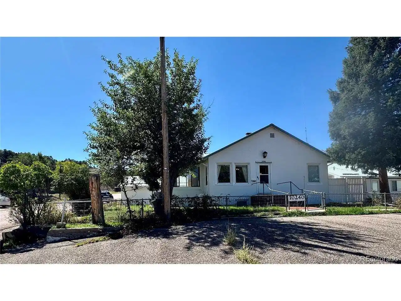 Image 1: Cute bungalow located across the highway from the Arkansas River Image 1: Cute bungalow located across the highway from the Arkansas River