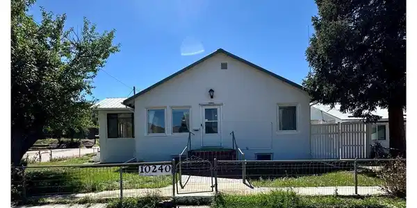 Image 2: Well maintained home, ready for move in! This could also be the reception area for a business. Image 2: Well maintained home, ready for move in! This could also be the reception area for a business.