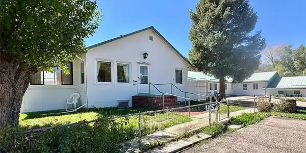 Image 4: Nice fenced yard surrounding the home. Image 4: Nice fenced yard surrounding the home.