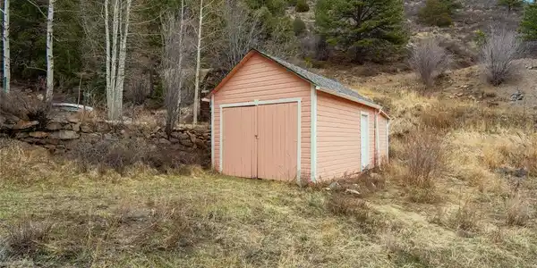 Image 4: oversized garage/ car/ storage/ workshop Image 4: oversized garage/ car/ storage/ workshop