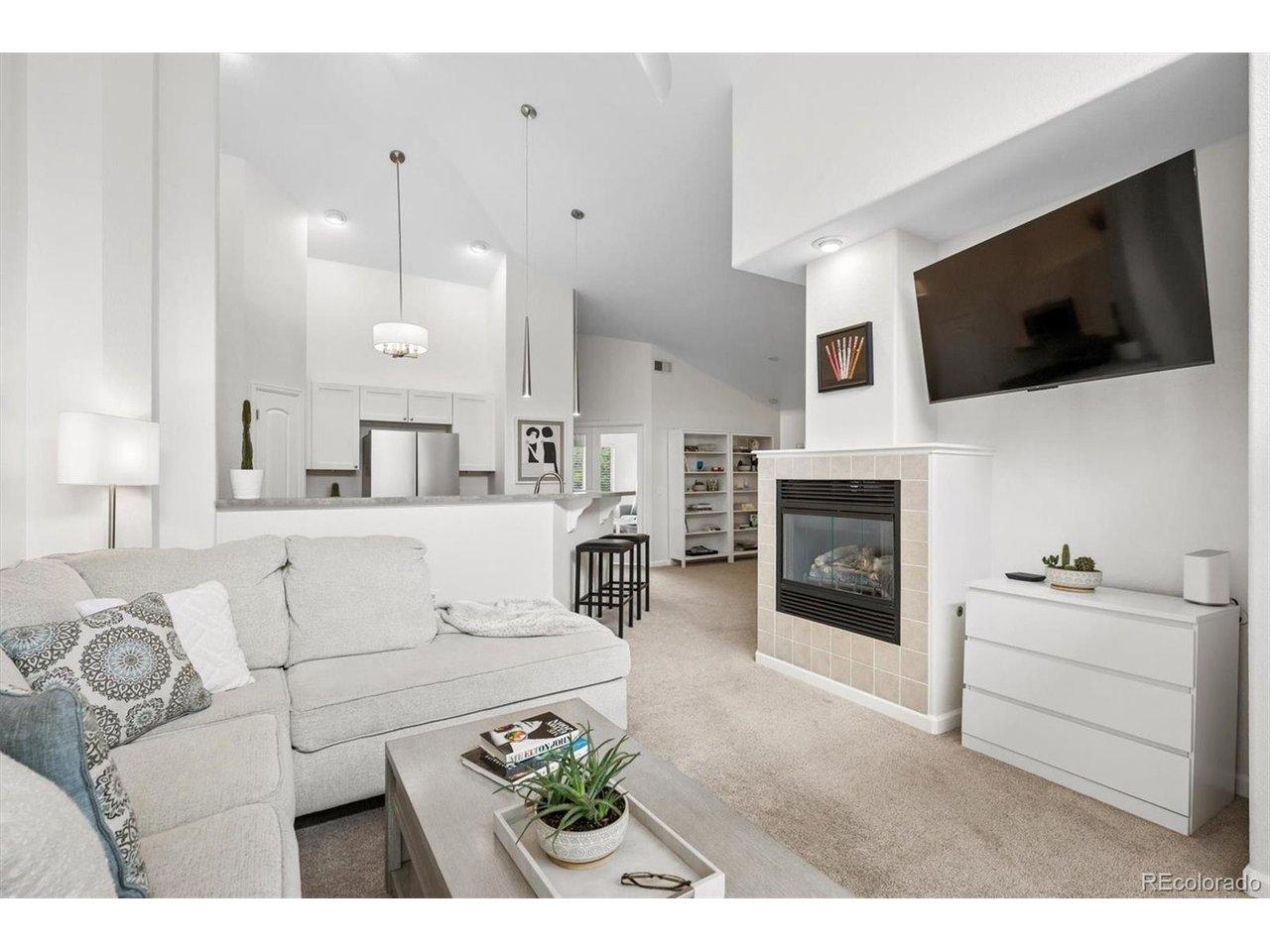 Image 2: Open Floor Plan with Vaulted Ceilings Image 2: Open Floor Plan with Vaulted Ceilings