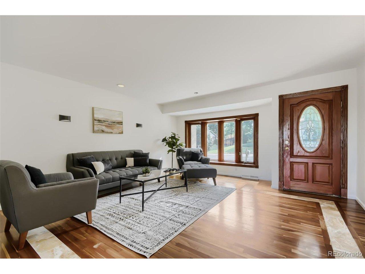 Image 2: Spacious living room Image 2: Spacious living room