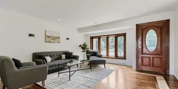 Image 2: Spacious living room