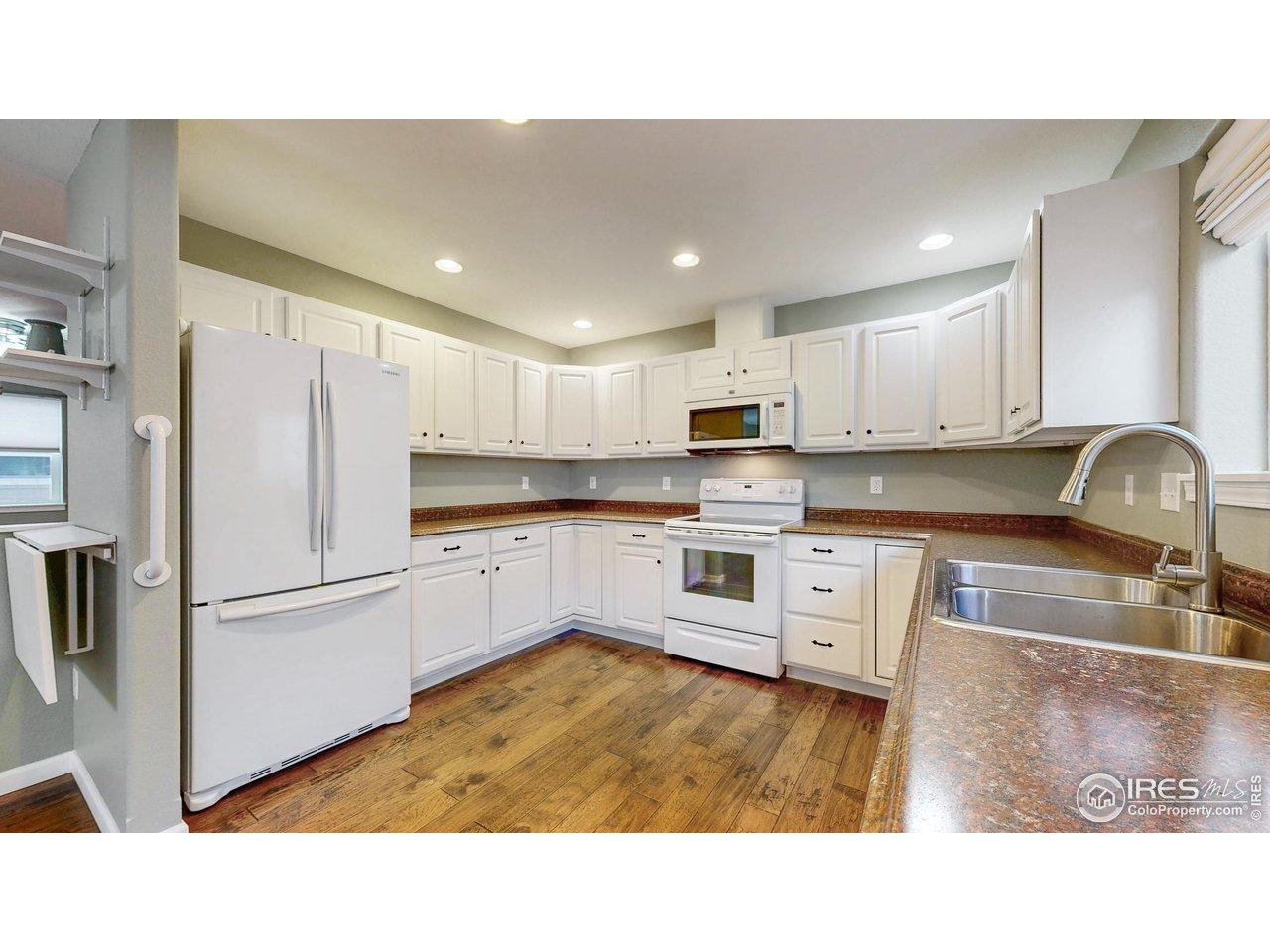 Image 2: Spacious Kitchen Image 2: Spacious Kitchen