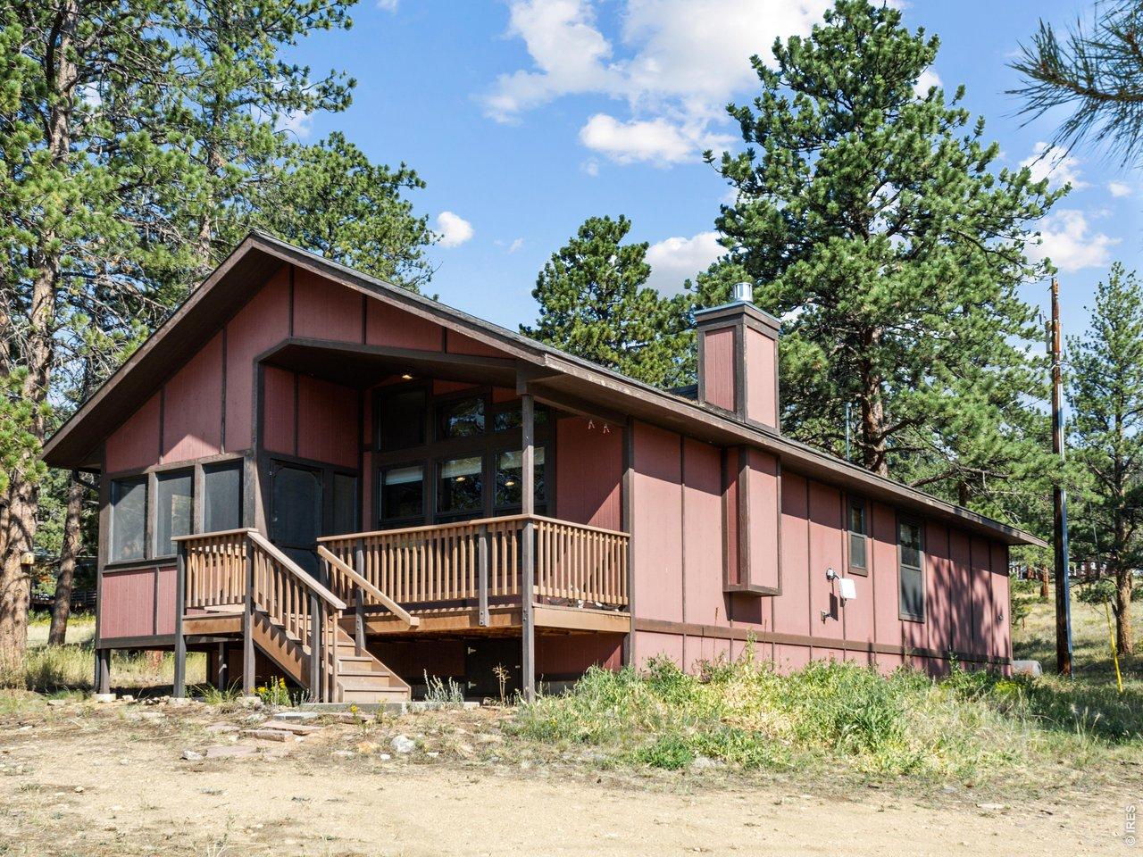 Image 2: Welcome to 725 Upper Larkspur