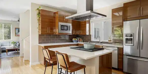 Image 3: Modern open concept eat-in kitchen Image 3: Modern open concept eat-in kitchen