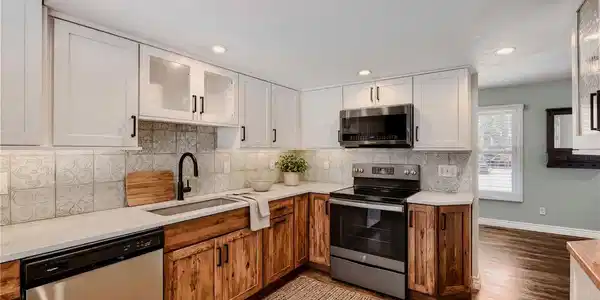 Image 2: Custom kitchen with stainless steel appliances Image 2: Custom kitchen with stainless steel appliances