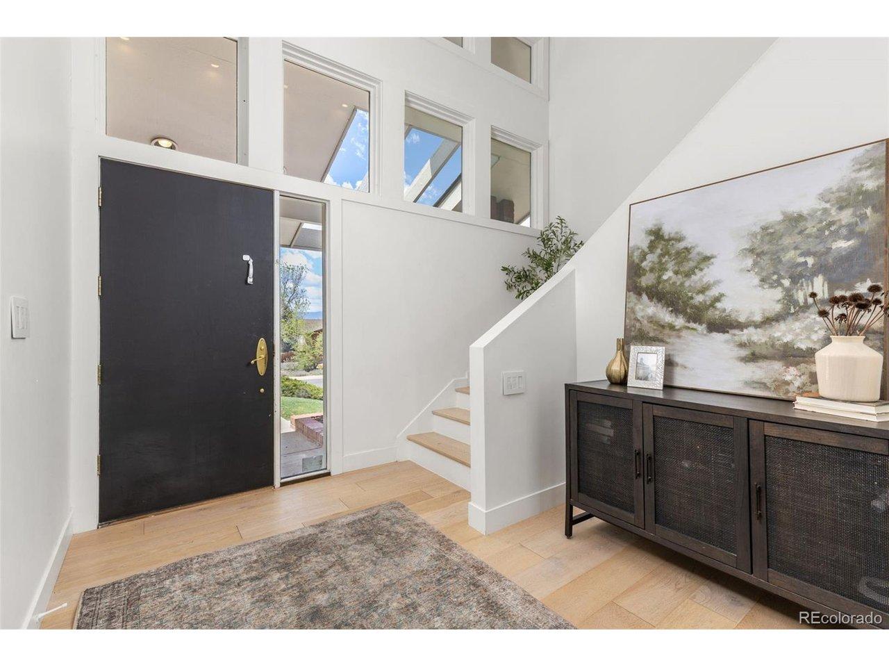 Image 4: Grand formal entry with natural lot Image 4: Grand formal entry with natural lot